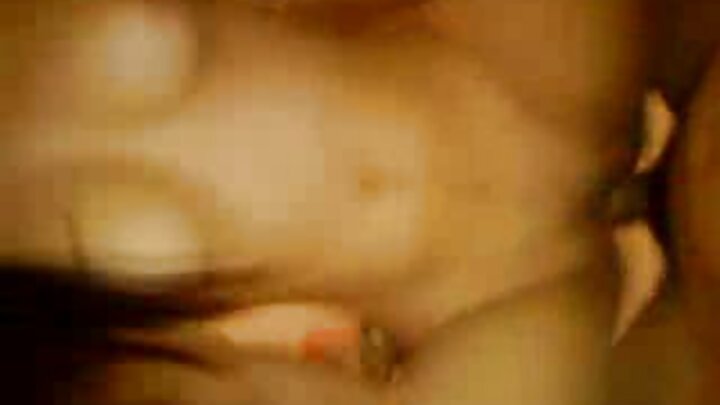 ଏକ କୁଞ୍ଚୁକୁଞ୍ଚିଆ କେଶଯୁକ୍ତ ରୁଷୀୟ ଝିଅ ସହିତ କୋମଳ ଗୁଡ଼ାଇ ସେକ୍ସ