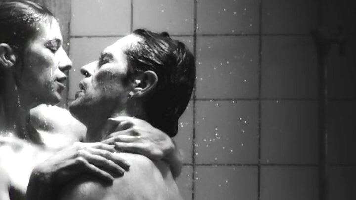 ଜଣେ କଠୋର ବସ୍ ତାଙ୍କ ଅଧୀନସ୍ଥଙ୍କୁ ଚୁଚୁମିଲେ