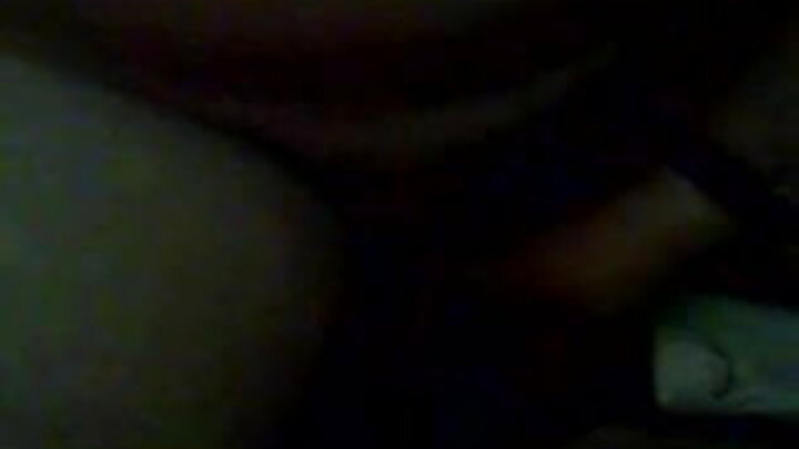 ରୁଷୀୟ ପର୍ଣ୍ଣ ଯେଉଁଠାରେ ଜଣେ ଡେଲିଭରି ଝିଅ ଜଣେ ପୁରୁଷଙ୍କୁ ଚୁଚୁମିଥାଏ