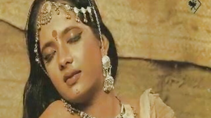 ଜଣେ ବ୍ୟକ୍ତି ବଡ଼ ବଡ଼ ଦୁଧ ସହିତ ଏକ କଳା ସୁନ୍ଦରୀକୁ ଚୁଚୁମିଛନ୍ତି