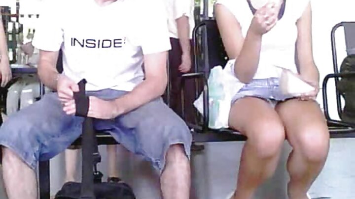 ରୁଷୀୟ ପର୍ଣ୍ଣ ଯେଉଁଠାରେ ଏକ ଟାଟୁ ହୋଇଥିବା ଝିଅ ଜଣେ ପୁଅକୁ ଚୁଚୁମିଥାଏ