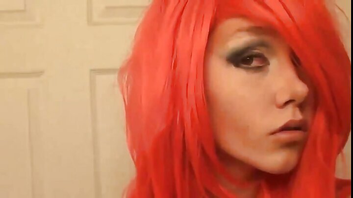 ଲୋକଟି ତାଙ୍କ ସବତ ଭଉଣୀକୁ ଚୁଚୁମିଥିବା ଚୁଚୁମିରେ ଚୁଚୁମିଥାଏ