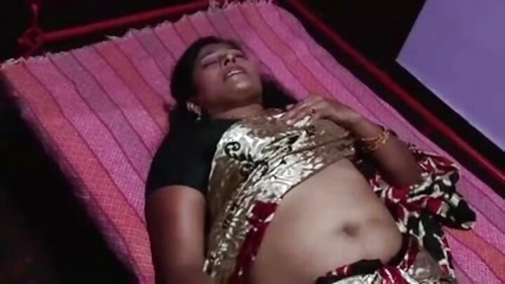 ରୁଷୀୟ ପର୍ଣ୍ଣ ଯେଉଁଠାରେ ଜଣେ ଲୋକ ଏକ ଝିଅକୁ ଚୁଚୁମି ଥାଏ ଏବଂ ତାଙ୍କ ଭିତରେ ଥାଏ
