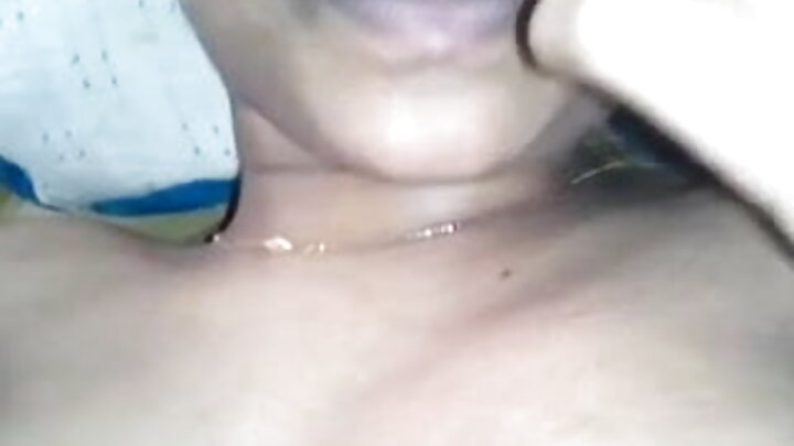 ଟାଟୁ ହୋଇଥିବା ଏଡେନ ଆଇଭି ଜଣେ ପୁଅ ଦ୍ୱାରା ଚୁଚୁମିଛି