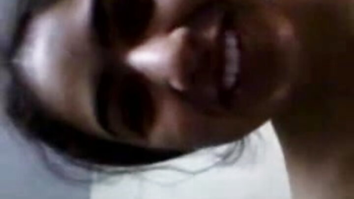 ଏକ ଲୋକ ତାଙ୍କ ଗରମ ପ୍ରେମିକାକୁ ନେଇ ପ୍ରାୟତଃ ଚୁଚୁମିଛି