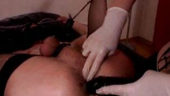 ଜଣେ କୋମଳ ଝିଅ ତାଙ୍କ ଭାଇଠାରୁ ଏକ ପଣ ହରାଇଥାଏ ଏବଂ ଚୁଚୁମି ଯାଇଥାଏ