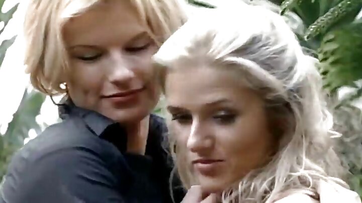 ରୁଷୀୟ ଭାଷାରେ ପର୍ଣ୍ଣ ଯେଉଁଠାରେ ଜଣେ ଲୋକ ପାଟିରେ ଗୋଟିଏ ଝିଅକୁ ଚୁଚୁମିଥାଏ