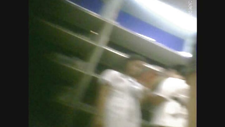 ଯୁବକ ଗୋରା ଗାଣ୍ଡିରେ ଏକ ବଡ଼ କୁଣ୍ଡ ନିଅନ୍ତି