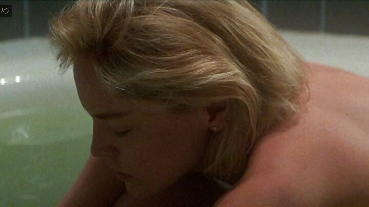 ପିଗଟେଲ୍ ସହିତ ଜଣେ ପତଳା ଏସୀୟ ମହିଳା ଜଣେ କଳା ପୁରୁଷଙ୍କ ସହିତ ଯୌନ ସମ୍ପର୍କ ରଖିଛନ୍ତି