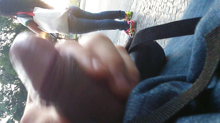 ଜଣେ କଳା ମସାଜକାରୀ ଏକ ବଷ୍ଟି ସୁନ୍ଦରୀ ସହିତ ଚୁଚୁମିଥାଏ।