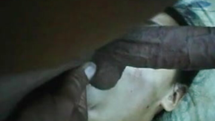 ତ୍ରିସମ୍ ପର୍ଣ୍ଣ ଯେଉଁଠାରେ ଜଣେ ପୁରୁଷ ତାଙ୍କ ସ୍ତ୍ରୀ ଏବଂ ଜଣେ ରିଅଲ୍ ଇଷ୍ଟେଟ୍ ଏଜେଣ୍ଟଙ୍କୁ ଚୁଚୁମିଥାନ୍ତି