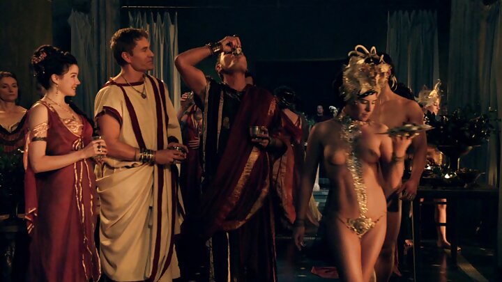 ରେଡ୍ ହେଡ୍ ପାଓଲା ହାର୍ଡ ବିଚ୍‌ରେ ଜଣେ ଅଜଣା ବ୍ୟକ୍ତିଙ୍କୁ ଚୁଚୁମିଛନ୍ତି