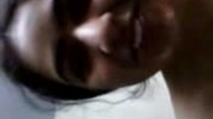 ରୁଷୀୟ ପର୍ଣ୍ଣ ଯେଉଁଠାରେ ଏକ ସୁନ୍ଦର ଝିଅ ତାଙ୍କ ପ୍ରେମିକକୁ ଚୁଚୁମି ଦେଲା