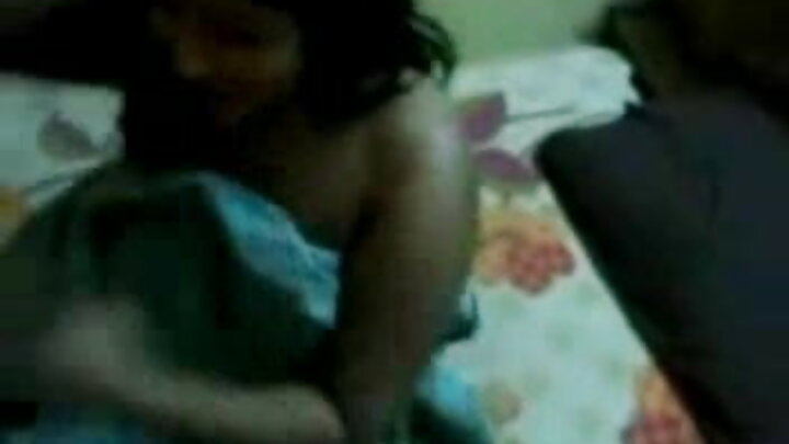 ସ୍ଲଟ୍ ଲାଇନା ମାରି ଦୁଇଜଣଙ୍କୁ ଚୁଚୁମିଛନ୍ତି।