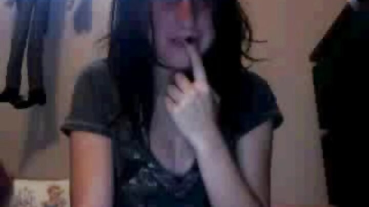 କ୍ରିମ୍ପି ପର୍ଣ୍ଣ ଯେଉଁଠାରେ ଜଣେ ଲୋକ ଜଣେ ରୁଷୀୟ ଝିଅକୁ ଚୁଚୁମିଥାଏ