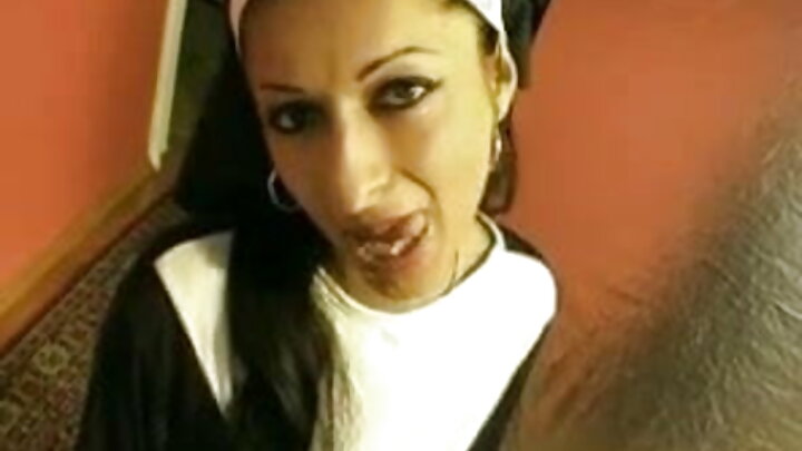 ରୁଷୀୟ ଝିଅ ତାଙ୍କ ପ୍ରେମିକଙ୍କ ବନ୍ଧୁଙ୍କୁ ଚୁଚୁମିଥାଏ