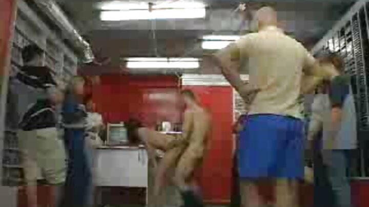 ରୁଷୀୟ ପର୍ଣ୍ଣ ଯେଉଁଠାରେ ଜଣେ ଲୋକ ଏକ କଣ୍ଡୋମ ସହିତ ଏକ ଝିଅକୁ ଚୁଚୁମିଥାଏ