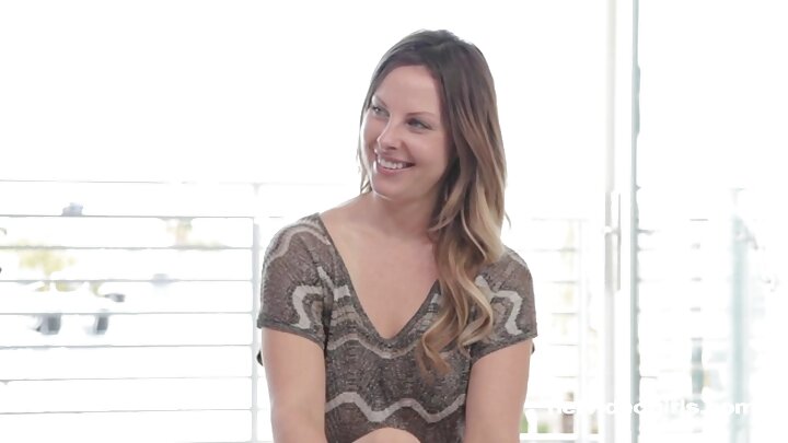 ଏକ ବାଣ୍ଡା ମାଚୋ ଗଧରେ ଏକ ଋଷୀୟ ଝିଅକୁ ଫିକ୍ କରନ୍ତି ଝିଅ