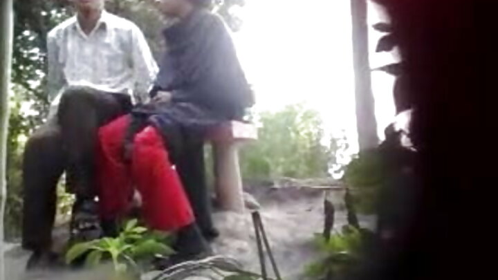 ଜଣେ ମୁସଲିମ ମହିଳା ଟଙ୍କା ପାଇଁ ଜଣେ ଧନୀ ପୁରୁଷଙ୍କୁ ଚୁଚୁମିଛନ୍ତି