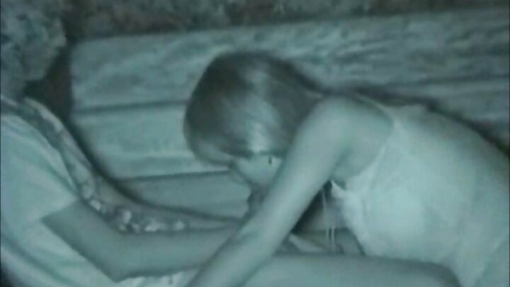 ଜଣେ ଯୁବକ ଦୁଇଜଣ ସୁନ୍ଦରୀ ସୁନ୍ଦରୀଙ୍କୁ ଧୀରେ ଧୀରେ ଚୁଚୁମିଲେ