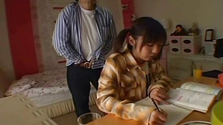 ଜଣେ ଲୋକ ତାଙ୍କୁ ତେଲ ଢାଳି ଦଲେ ଏବଂ କୁଶଳୀ ଭାବରେ ଏକ ଗରମ ସ୍ଲଟ୍ କୁ ଚୁଚୁମିଛି