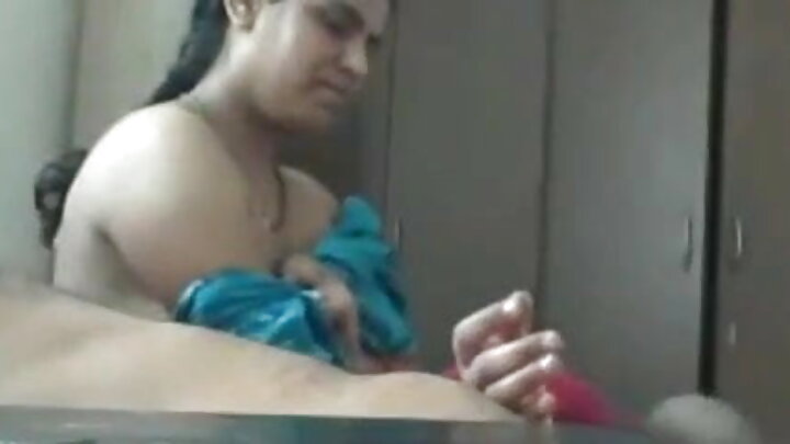 ଏକ ମାଂସପେଶୀ ଲୋକ ତା'ର ସୁସ୍ୱାଦୁ ଜିମ୍ନାଷ୍ଟକୁ ଚୁଚୁମିଥାଏ