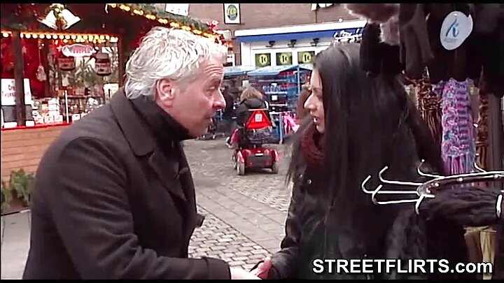 ଋଷୀୟ ପର୍ଣ୍ଣ ଯେଉଁଠାରେ ଜଣେ ବ୍ୟକ୍ତି ତାଙ୍କ ପିତାଙ୍କ ସ୍ତ୍ରୀଙ୍କୁ ଚୁଟିରେ ଫିଙ୍ଗି ଦିଅନ୍ତି