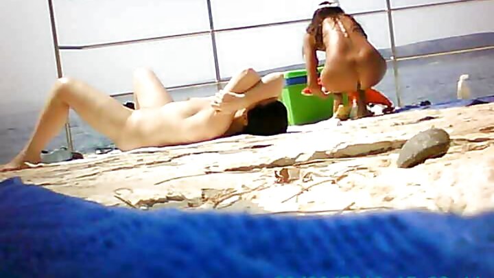 ସୁନ୍ଦର ତାନିଆ ଟେଟ୍ ତାଙ୍କ କଳା ଡ୍ରାଇଭରଙ୍କୁ ଚୁଚୁମିଥାଏ