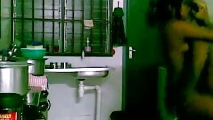 ଆଲେକ୍ସିସ୍ ଡଲ୍ ଏକା ସମୟରେ ଦୁଇଜଣ ପୁଅ ଦ୍ୱାରା ଚୁଚୁମିଥାଏ