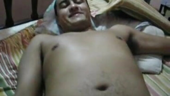 ଜଣେ ପୁଅ ଗୋଟିଏ ଝିଅ ଉପରେ ତେଲ ଢାଳି ତାକୁ ଜୋରରେ ଫିଙ୍ଗିଦିଏ