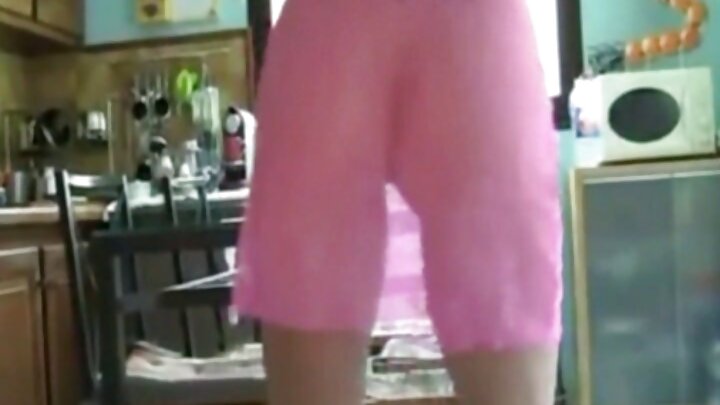 ଜଣେ ବ୍ୟକ୍ତି ଦୁଇଟି ଯୁବତୀଙ୍କୁ କଠିନ ଚୁଚୁମିଥାନ୍ତି