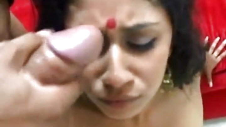 ଲେସବିଆନ୍ ଝିଅମାନେ ପରସ୍ପରକୁ ଖୁସି କରୁଥିବା ସ୍ଥାନରେ ଆଦର କରନ୍ତି