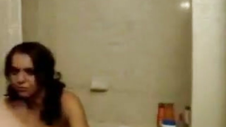 ସୁନ୍ଦର ଝିଅ ଲଲି ଲିପ୍ସ ସହିତ ଘରୋଇ ଅଶ୍ଳୀଳତା