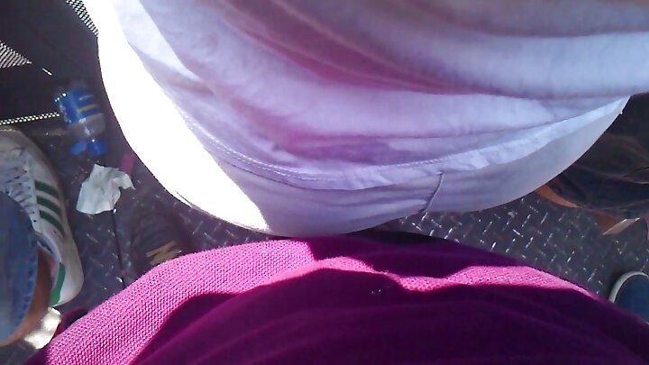 ଲଲି ଲିପ୍ସ ଜଣେ ଲୋକର କଠିନ କୁଣ୍ଡ ଚଲାଏ