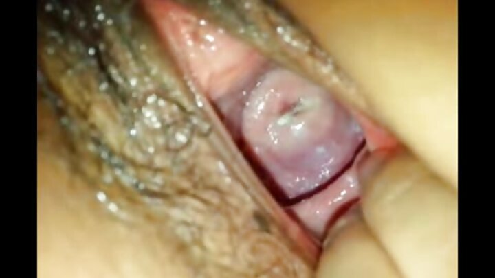 ଏକ ଖେଳାଳୀ ତାଙ୍କ ଚିଡ଼େଇଥିବା ସ୍ତ୍ରୀକୁ ତାଙ୍କ ଡେସ୍କରେ ଚୁଚୁମିଥାଏ