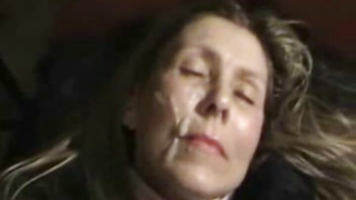 ଜଣେ ଜିମ୍ ଶିକ୍ଷକ ତାଙ୍କ ଡେସ୍କରେ ଜଣେ ଯୁବକ ଫୁଟବଲ୍ ଖେଳାଳିଙ୍କୁ ଝାମ୍ପି ନେଇଛି