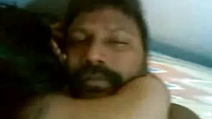 ପୁଅଟି ଝିଅଟି ଉପରେ ତେଲ ଢାଳି ତାକୁ ଗାଣ୍ଡିରେ ଚୁଚୁମି ଦେଲା।