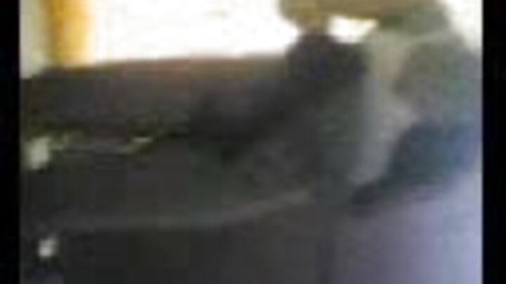 ଜଣେ ରୋଗୀ ପତଳା ଝିଅକୁ ଜଣେ ବୃଦ୍ଧ ପୁରୁଷ ସହିତ ଯୌନ ସମ୍ପର୍କ ସ୍ଥାପନ କରିବା