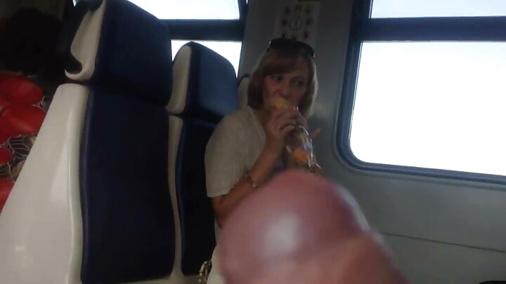 ଜଣେ ଲୋକ ଏକ ଗରମ ଝିଅକୁ ବେଡସ୍ପ୍ରେଡରେ ଚୁଚୁମିଥାଏ