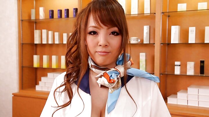 ମିଲ୍ଫ ଜେନିଫର ହ୍ୱାଇଟ୍ ତାଙ୍କ ଷ୍ଟେପପୁଅକୁ ଚୁଚୁମିବାକୁ ଦେଉଛନ୍ତି