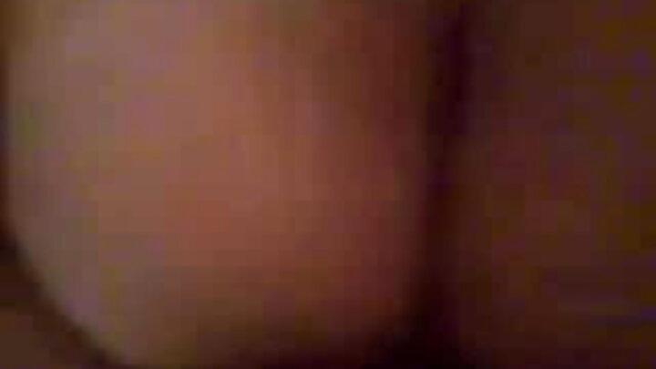 ପୁରୁଷମାନଙ୍କର ଏକ ଭିଡ଼ ଏକ ଯୁବ ସୁନ୍ଦରୀକୁ ପାଟିରେ ପ୍ରାୟତଃ ଚୁଚୁମିଛି