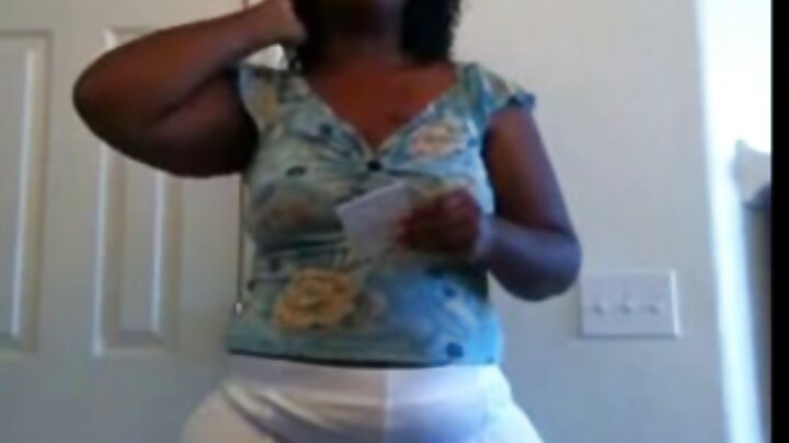 ଜଣେ କଳା ଲୋକ ତାଙ୍କ କେଶମୟ ପିଚାରେ ଏକ ଯୁବ ସୁନ୍ଦରୀକୁ ଫୁଙ୍କିଦେଲା