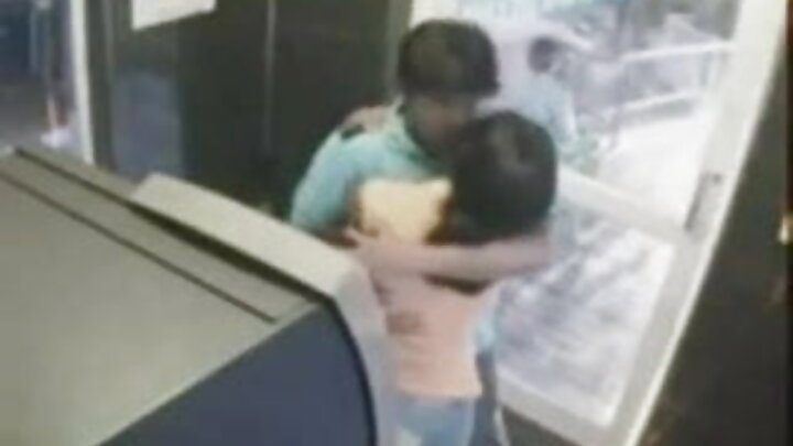 ଏକ ବ୍ୟକ୍ତି ଏକା ସମୟରେ ଦୁଇଟି ସୁନ୍ଦର ଝିଅଙ୍କୁ ଫିକ୍ କରନ୍ତି