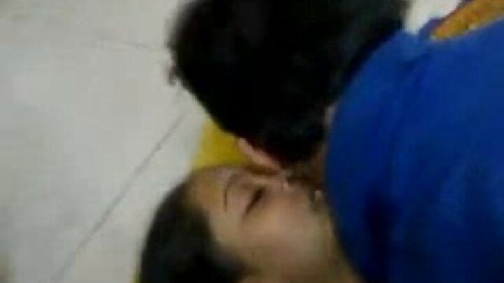 ଏକ ବ୍ୟକ୍ତି ଜଣେ ସୁନ୍ଦର ରୁଷୀୟ ସଫା ମହିଳାଙ୍କୁ ଚୁଚୁମିଲେ