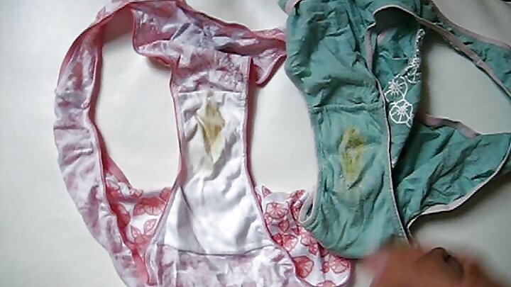 ଏକ କୋମଳ ସୁନ୍ଦରୀ ନିଜକୁ ଜଣେ ସୁସ୍ଥ ପୁରୁଷଙ୍କୁ ଦେଇଛି