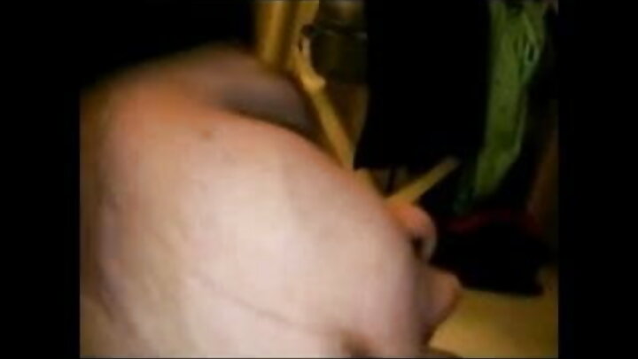 ଜଣେ ପୁଅ ରୋଷେଇ ଘରେ ତାଙ୍କ ବନ୍ଧୁଙ୍କ ହଟ୍ ପତ୍ନୀକୁ ଚୁଚୁମିଥାଏ