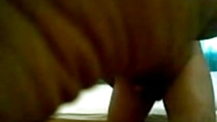 ଏକ ଟୁଟୁ ପିନ୍ଧିଥିବା ଝିଅ ଜଣେ ଯୁବକଙ୍କୁ ଚୁଟିରେ ଚଢ଼ାଉଛନ୍ତି