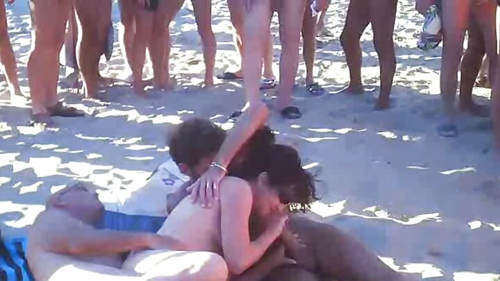 ଲାଲ ହେଡ୍ ଛାତ୍ରୀ ନାନ୍ସି ସ୍ମଲ୍ ଜଣେ ଶିକ୍ଷକଙ୍କୁ ଚୁଟିରେ ଚଢ଼ୁଛନ୍ତି