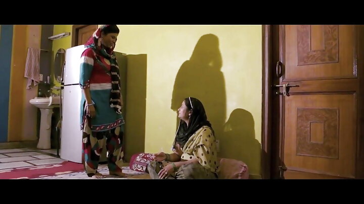 ଜଣେ ଲୋକ ବାଥରୁମରେ ଜଣେ ଯୁବତୀଙ୍କ ଗଧକୁ ଚୁଚୁମୁଛି