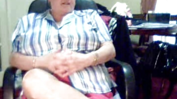 ଋଷୀୟ ଛାତ୍ର ପର୍ଣ୍ଣ ଯେଉଁଠାରେ ଜଣେ ପୁଅ ଦୁଇଟି ଝିଅଙ୍କୁ ଚୁଚୁମିଥାନ୍ତି